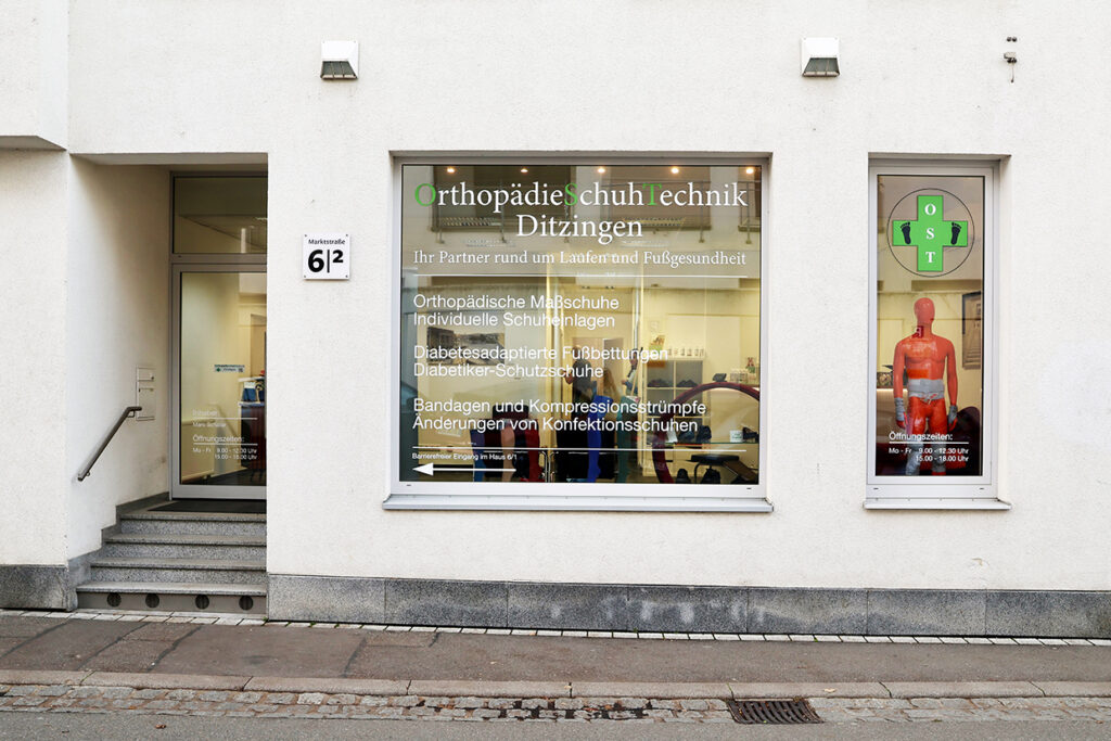 Schaufenster der OST Ditzingen in der Marktstraße 6/2 (Eingang Bauernstraße)