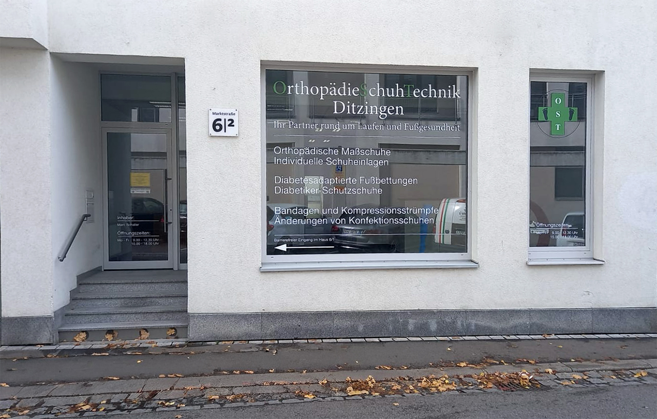 Schaufenster der OST Ditzingen in der Marktstraße 6/2 (Eingang Bauernstraße)