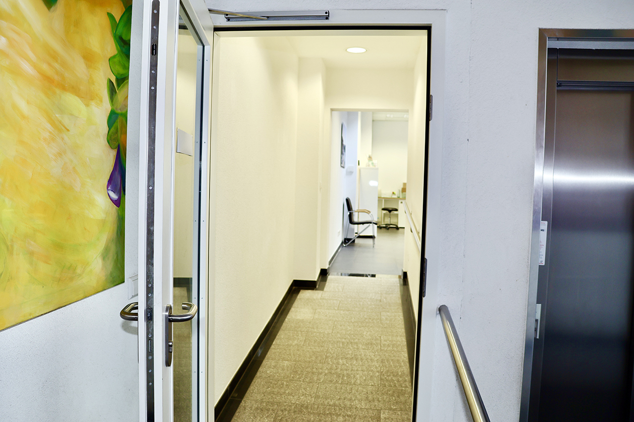 Der Eingang über das Treppenhaus des Nebenhauses ist barrierefrei