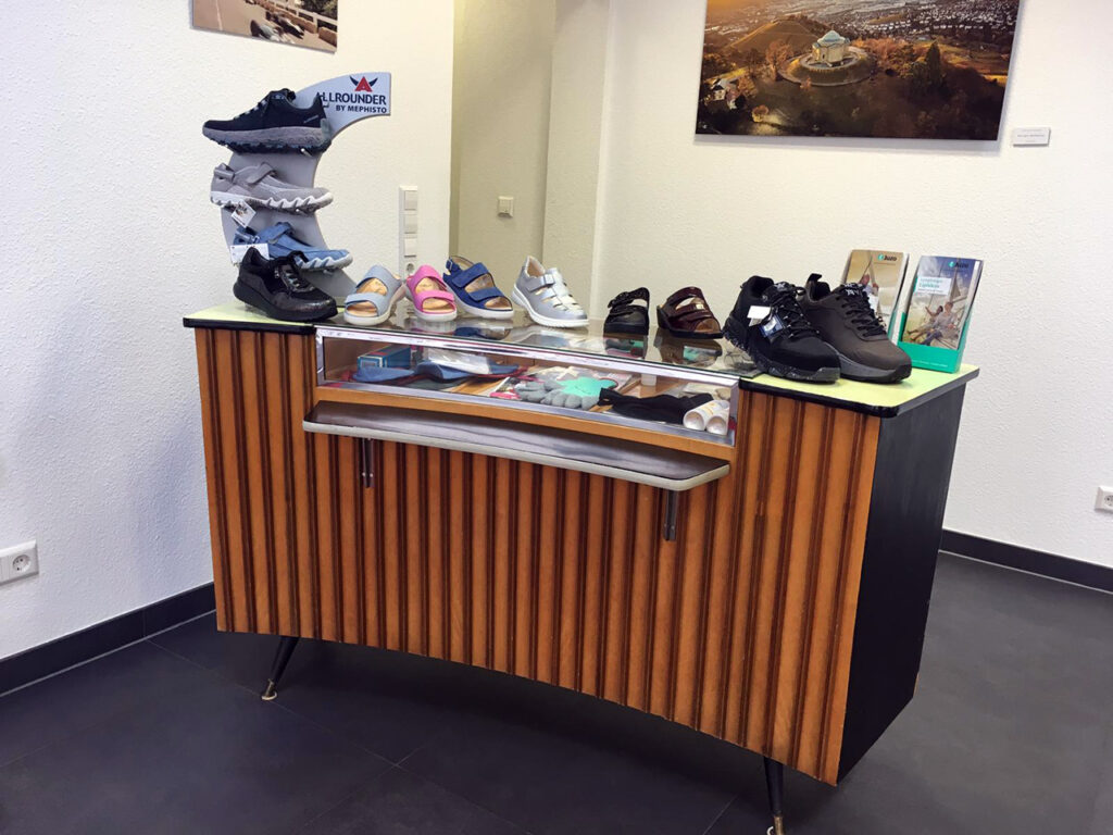 Jetzt zugreifen: Wir räumen das Lager – und Sie profitieren davon! Ausgewählte Bequemschuhe verschiedener Marken gibt es bei uns aktuell mit 50 % Rabatt.